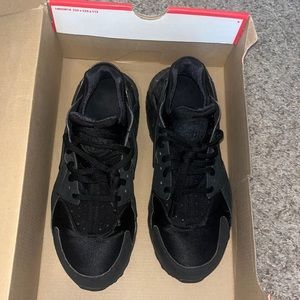 Black nike huarache women’s size 8.5 light wear